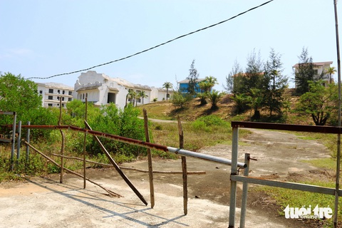 Khu du lịch triệu đô hoang tàn bên vịnh biển đẹp hàng đầu Việt Nam- Ảnh 5. Bên ngoài khu du lịch Huyền thoại Địa Trung Hải được rào chắn tạm bợ, không cho người ngoài đi vào - Ảnh: NHẬT LINH