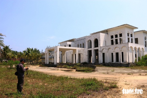 Khu du lịch triệu đô hoang tàn bên vịnh biển đẹp hàng đầu Việt Nam- Ảnh 11. Khu biệt thự bỏ hoang trong khu du lịch Huyền thoại Địa Trung Hải - Ảnh: NHẬT LINH