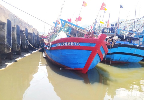 Cảng cá lớn nhất Hà Tĩnh gặp nạn bồi lắng luồng lạch- Ảnh 1. Tàu cá ngư dân neo đậu tại cảng cá Cửa Sót bị nghiêng khi thủy triều xuống - Ảnh: LÊ MINH