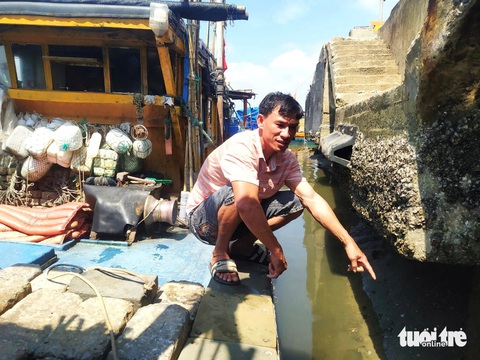 Cảng cá lớn nhất Hà Tĩnh gặp nạn bồi lắng luồng lạch- Ảnh 3. Ngư dân Nguyễn Thanh Tùng than thở luồng lạch bị bồi lắng gây khó khăn khi đưa tàu vào cảng cá Cửa Sót - Ảnh: LÊ MINH