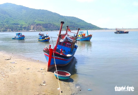 Cảng cá lớn nhất Hà Tĩnh gặp nạn bồi lắng luồng lạch- Ảnh 4. Khi thủy triều xuống, tàu cá bị mắc cạn tại khu vực cảng cá Cửa Sót - Ảnh: LÊ MINH