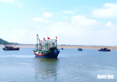 Cảng cá lớn nhất Hà Tĩnh gặp nạn bồi lắng luồng lạch- Ảnh 6. Thủy triều xuống xuất hiện bãi bồi khá rộng trước khu vực cảng cá Cửa Sót - Ảnh: LÊ MINH