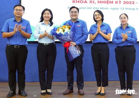 Phó trưởng ban thường trực Ban Dân vận Thành ủy TP.HCM Nguyễn Thị Bạch Mai (thứ hai, từ trái qua) tặng hoa chúc mừng tân bí thư Thành Đoàn TP.HCM Ngô Minh Hải - Ảnh: HỮU HẠNH Phó trưởng ban thường trực Ban Dân vận Thành ủy TP.HCM Nguyễn Thị Bạch Mai (thứ hai, từ trái qua) tặng hoa chúc mừng tân bí thư Thành Đoàn TP.HCM Ngô Minh Hải - Ảnh: HỮU HẠNH