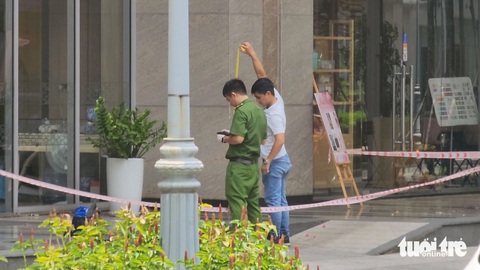 Vụ 2 người tử vong ở Thủ Đức: Chồng đâm vợ con rồi nhảy lầu tự tử- Ảnh 4. Công an khám nghiệm hiện trường - Ảnh: MINH HÒA