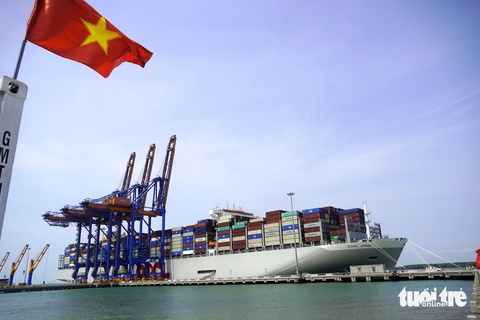 Điểm mặt ‘nút thắt’ ngăn Bà Rịa - Vũng Tàu thành trung tâm kinh tế biển- Ảnh 1. Cái Mép - Thị Vải là tài nguyên quốc gia, là vốn tự nhiên quan trọng để Bà Rịa - Vũng Tàu trở thành trung tâm kinh tế biển. Trong ảnh là một siêu tàu container cập cảng năm 2023 - Ảnh: ĐÔNG HÀ