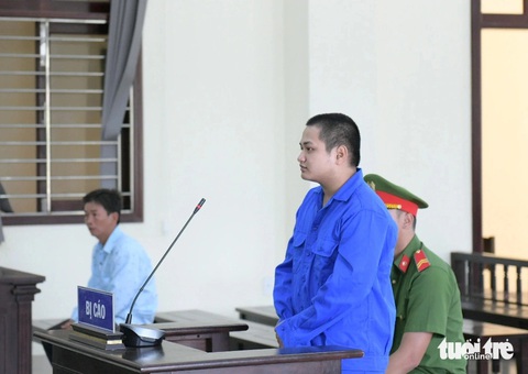 Lãnh 8 năm tù vì dùng cây đánh vào đầu người nói xấu mẹ mình- Ảnh 1. Bị cáo Nguyễn Thanh Tú tại tòa - Ảnh: SƠN LÂM