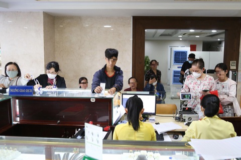 Giá vàng sáng giảm chiều tăng, người dân vẫn xếp hàng mua bán- Ảnh 2. Khu vực mua vàng bán nhẫn có nhiều khách hàng chờ giao dịch - Ảnh: PHƯƠNG QUYÊN