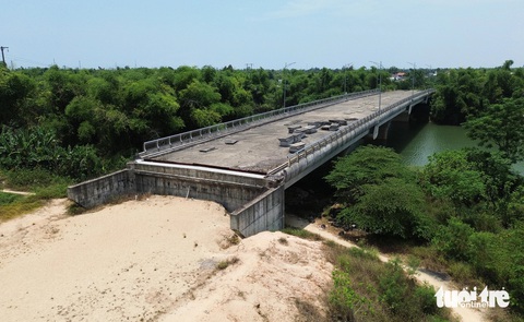 Bi hài hàng loạt cây cầu ở Quảng Nam xây xong đã lâu, chưa thấy đường dẫn- Ảnh 1. Dự án cầu bắc qua sông Vĩnh Điện (thị xã Điện Bàn) xong phần cầu nhưng không có đường dẫn - Ảnh: LÊ TRUNG