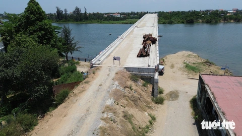 Bi hài hàng loạt cây cầu ở Quảng Nam xây xong đã lâu, chưa thấy đường dẫn- Ảnh 4. Cầu Thanh Nam ở Hội An cũng trong tình cảnh tương tự, đường dẫn chưa hoàn thành - Ảnh: LÊ TRUNG