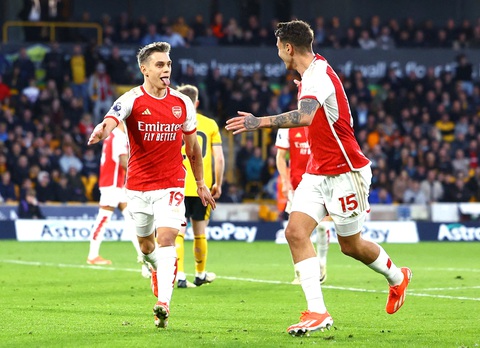 Trường hợp nào giúp Arsenal, Man City vô địch Giải ngoại hạng Anh?- Ảnh 2. Arsenal đang dẫn đầu bảng xếp hạng Premier League nhưng bất lợi hơn Man City - Ảnh: REUTERS