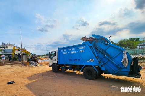 Ra quân 'giải cứu' kênh Nước Đen ngập ngụa rác- Ảnh 9. Xe gom, vận chuyển lục bình, rác thải trên kênh Nước Đen mang đi xử lý - Ảnh: NGỌC KHẢI