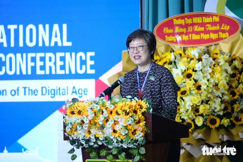 'Mong lĩnh vực năng lực sức khỏe được tích hợp vào chương trình đào tạo y khoa'- Ảnh 1. GS Angela Leung - chủ tịch Hiệp hội Năng lực sức khỏe châu Á, phát biểu khai mạc hội nghị - Ảnh: NGỌC PHƯỢNG
