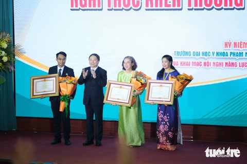 'Mong lĩnh vực năng lực sức khỏe được tích hợp vào chương trình đào tạo y khoa'- Ảnh 2. Đoàn thanh niên Cộng sản Hồ Chí Minh, Tổ y tế từ xa, Bộ môn điều dưỡng cấp cứu ngoại viện thuộc Trường đại học Y khoa Phạm Ngọc Thạch nhận bằng khen của Thủ tướng Chính phủ - Ảnh: NGỌC PHƯỢNG