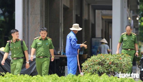 Chuyển vụ chồng đâm vợ con rồi nhảy lầu ở Thủ Đức lên Công an TP.HCM thụ lý- Ảnh 1. Lực lượng chức năng TP Thủ Đức có mặt tại hiện trường lúc ban đầu - Ảnh: MINH HÒA