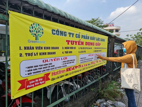 Tranh cãi lương 8 triệu sao không về quê, vẫn bám trụ thành phố lớn- Ảnh 1. Lương 8 triệu sao giới trẻ vẫn cố bám trụ thành phố lớn?! - Ảnh minh họa: TRIỆU VÂN