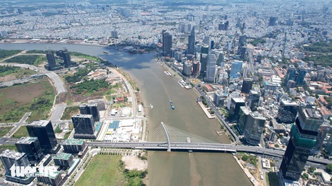 Loạt tòa nhà xanh mọc lên, ôm đôi bờ sông Sài Gòn- Ảnh 1. Nhiều tòa nhà đạt chứng chỉ xanh như LEED, Edge, Green Mark, LOTUS… đã mọc lên đôi bờ sông Sài Gòn thời gian qua - Ảnh: NGỌC HIỂN