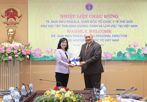 ộ trưởng Bộ Y tế Đào Hồng Lan tặng quà ông Saia Ma'u Piukala, giám đốc Tổ chức Y tế thế giới (WHO) khu vực Tây Thái Bình Dương nhân dịp đến thăm và làm việc tại Bộ Y tế - Ảnh: TRẦN MINH Bộ trưởng Bộ Y tế Đào Hồng Lan tặng quà ông Saia Ma'u Piukala - giám đốc Tổ chức Y tế thế giới (WHO) khu vực Tây Thái Bình Dương - nhân dịp đến thăm và làm việc tại Bộ Y tế - Ảnh: TRẦN MINH
