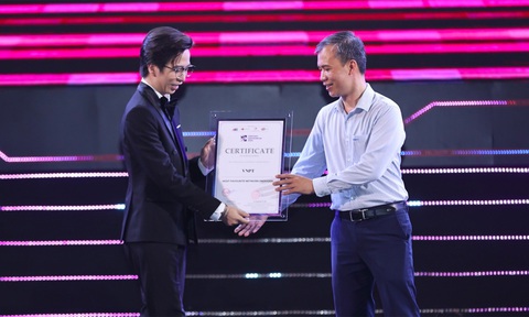 Đại diện VNPT nhận Chứng nhân Nhà mạng được yêu thích nhất Đại diện VNPT nhận Chứng nhân Nhà mạng được yêu thích nhất