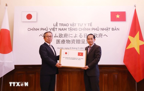 Những tình cảm dành cho Việt Nam của nguyên Đại sứ Nhật Bản Yamada Takio- Ảnh 3. Lễ trao tượng trưng hỗ trợ vật tư y tế của Việt Nam cho Nhật Bản tháng 5-2020 - Ảnh: TTXVN