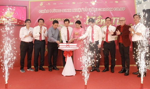 Đại biểu cắt bánh mừng sinh nhật 35 năm Saigon Co.op - Ảnh: HỒNG CHÂU Đại biểu cắt bánh mừng sinh nhật 35 năm Saigon Co.op - Ảnh: HỒNG CHÂU
