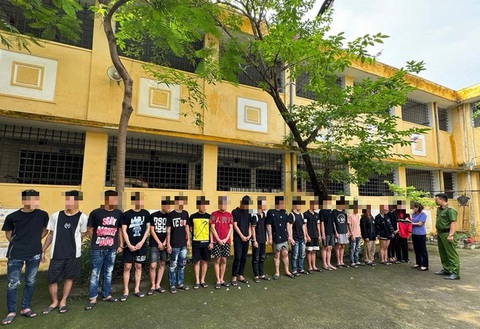 Bắt 26 thanh thiếu niên 'hỗn chiến' gây náo loạn đường phố Hà Nội- Ảnh 1. Nhóm thanh thiếu niên hỗn chiến trên đường phố bị bắt giữ - Ảnh: Công an cung cấp