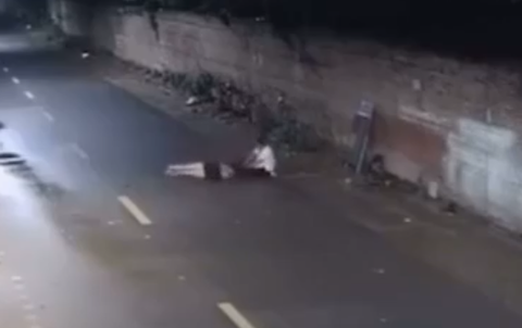 Vụ cô gái bị đâm hàng chục nhát dao ở Hà Nội: Phát hiện thi thể của nghi can?- Ảnh 1. Hiện trường vụ giết người rạng sáng 13-5 tại huyện Sóc Sơn - Ảnh: Cắt từ camera an ninh