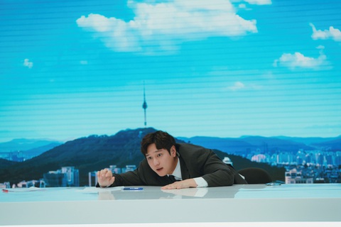 Sao Bỗng dưng trúng số hài hước với Phát thanh viên thành thật- Ảnh 1. Go Kyung Pyo hài hước trong phim mới - Ảnh: Sanook