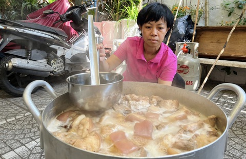 Chị Ngô Lệ Mỹ phụ nấu suất ăn cho bà con khó khăn - Ảnh: YẾN TRINH Chị Ngô Lệ Mỹ phụ nấu suất ăn cho bà con khó khăn - Ảnh: YẾN TRINH