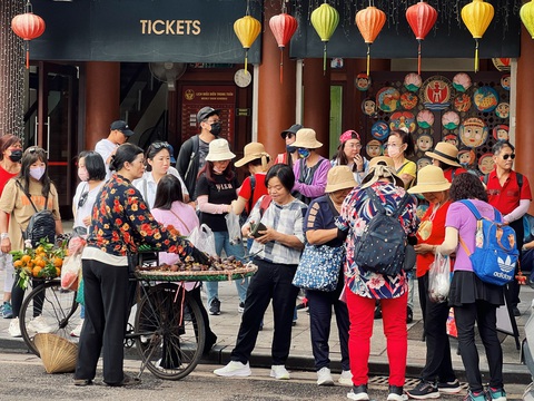 Một nhóm du khách mua hoa quả tại xe hàng rong trên phố Đinh Tiên Hoàng (quận Hoàn Kiếm) sáng 13-5 - Ảnh: PHẠM TUẤN Một nhóm du khách mua hoa quả tại xe hàng rong trên phố Đinh Tiên Hoàng (quận Hoàn Kiếm) sáng 13-5 - Ảnh: PHẠM TUẤN