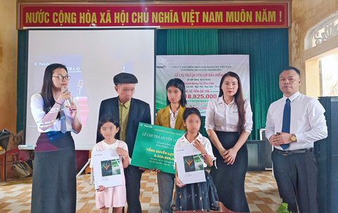 Manulife chi trả hơn 1.800 tỉ đồng quyền lợi bảo hiểm trong quý 1-2024- Ảnh 1. Manulife chi trả quyền lợi bảo hiểm cho người thân của khách hàng L.V.C với tổng số tiền hơn 2,3 tỉ đồng vào ngày 21-4 - Ảnh: NGUYỄN THAO