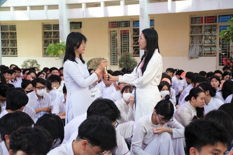 Hơn 1.800 học sinh được cung cấp kiến thức về tình dục an toàn- Ảnh 1. Học sinh tích cực tham gia trả lời phần hỏi đáp trong buổi truyền thông - Ảnh: HCDC cung cấp