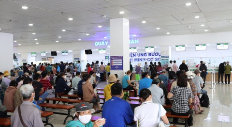 Chi tiêu quỹ bảo hiểm y tế tăng vọt: Phòng chống lạm dụng, trục lợi thế nào?- Ảnh 1. Bệnh nhân ngồi đợi khám bệnh tại Bệnh viện Ung Bướu cơ sở 2 - Ảnh: Q.T.