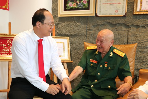 Trao huy hiệu 75 năm tuổi Đảng cho ông Phạm Trương- Ảnh 1. Phó bí thư thường trực Thành ủy TP.HCM Nguyễn Hồ Hải gửi lời thăm hỏi sức khỏe đến ông Phạm Trương - Ảnh: CẨM NƯƠNG