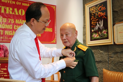 Trao huy hiệu 75 năm tuổi Đảng cho ông Phạm Trương- Ảnh 2. Lãnh đạo Thành ủy trao huy hiệu 75 năm tuổi Đảng cho ông Trương - Ảnh: CẨM NƯƠNG