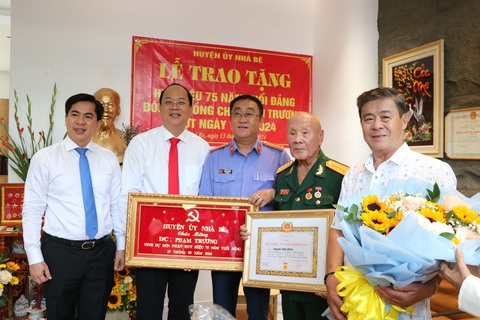 Trao huy hiệu 75 năm tuổi Đảng cho ông Phạm Trương- Ảnh 3. Huyện ủy Nhà Bè chúc mừng ông Phạm Trương và gia đình tại buổi lễ trao huy hiệu Đảng - Ảnh: CẨM NƯƠNG