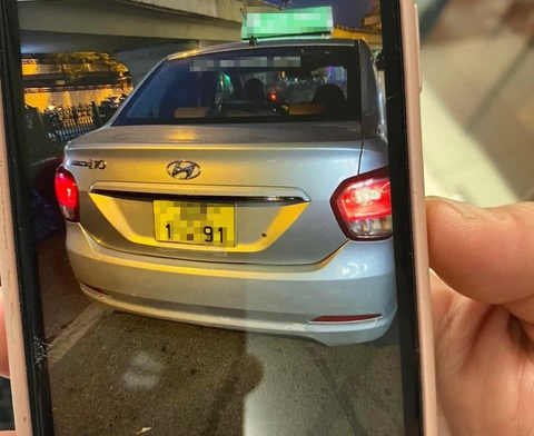 Nạn 'chặt chém' du khách, đừng để tiếng xấu đồn xa- Ảnh 1. Chiếc taxi nghi