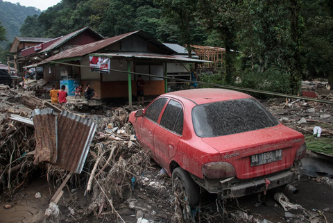 Dung nham lạnh núi lửa làm ít nhất 43 người chết ở Indonesia- Ảnh 1. Mưa lớn gây lũ quét và khiến dung nham lạnh tuôn ra từ núi Marapi, tỉnh Tây Sumatra, Indonesia gây nhiều thiệt hại - Ảnh: AFP