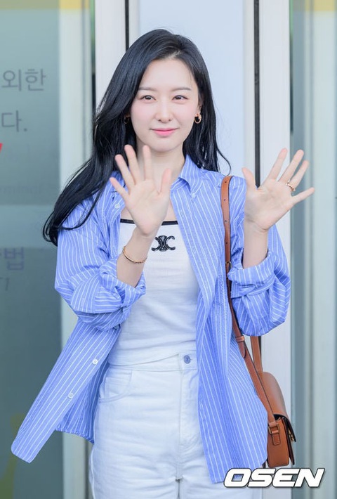 Sân bay 'tê liệt' vì sự xuất hiện của Kim Ji Won- Ảnh 2. Sân bay 'tê liệt' vì sự xuất hiện của Kim Ji Won- Ảnh 2.