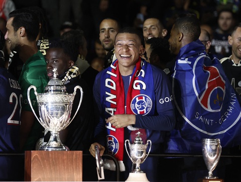 Mbappe ghi bàn ngày chia tay sân Parc des Princes, PSG vẫn thất thủ- Ảnh 3. Tiền đạo người Pháp chụp ảnh cùng một số danh hiệu đạt được khi khoác áo PSG - Ảnh: REUTERS
