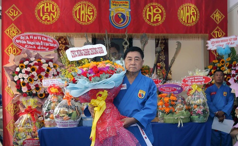 Vovinam có chánh chưởng quản mới sau hơn 4 năm- Ảnh 1. Tân Chánh chưởng quản Trần Văn Mỹ nhận hoa chúc mừng - Ảnh: GIANG LÊ