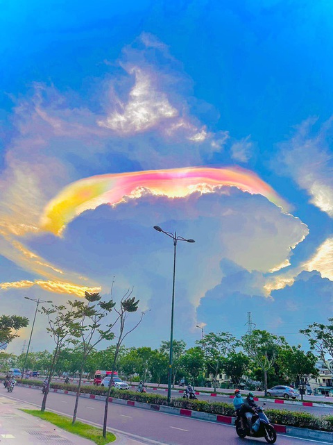 Ảnh: THU HÀ Mây ngũ sắc nhìn từ TP Thủ Đức - Ảnh: THU HÀ