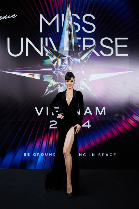 Dàn 'chân dài' đổ bộ thảm đỏ Miss Universe Vietnam 2024- Ảnh 1. Tân giám đốc quốc gia Miss Universe Vietnam - Á hậu 1 Hương Ly xuất hiện với diện mạo sang trọng, kiêu kỳ nhưng không kém phần táo bạo, gợi cảm.