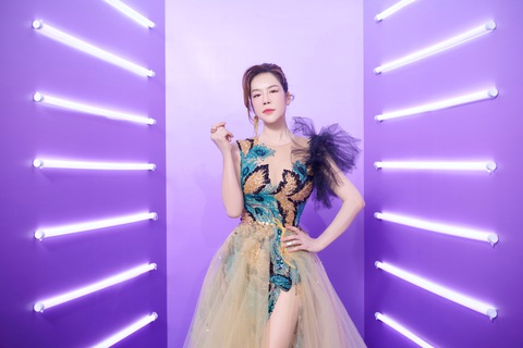 Ca sĩ Thu Phương xuất hiện trong sự kiện với đầm kim sa lộng lẫy. Cô gây ấn tượng vì nhan sắc trẻ trung hơn nhiều so với tuổi 52. Ca sĩ Thu Phương xuất hiện trong sự kiện với đầm kim sa lộng lẫy. Cô gây ấn tượng với nhan sắc trẻ trung hơn nhiều so với tuổi 52. Nữ ca sĩ cũng mang tới sự kiện những ca khúc hit được làm mới như Trăng dưới chân mình, mashup Có em chờ, Ánh nắng của anh…