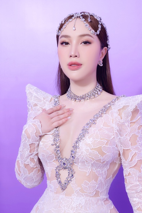 'Chị đẹp' Thu Phương khoe giọng cao vút với bản hit Trăng dưới chân mình- Ảnh 4. Ca sĩ Bảo Thy xuất hiện đầy quyến rũ với đầm ren trắng khoe nhan sắc trẻ trung, ngọt ngào.