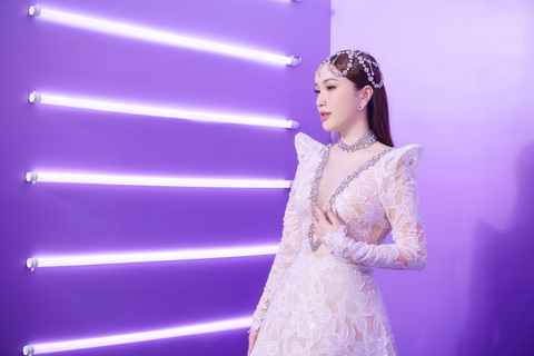 'Chị đẹp' Thu Phương khoe giọng cao vút với bản hit Trăng dưới chân mình- Ảnh 5. 'Chị đẹp' Thu Phương khoe giọng cao vút với bản hit Trăng dưới chân mình- Ảnh 5.
