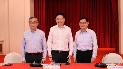 Lãnh đạo chủ chốt nội các sắp tới của Singapore họp báo ngày 13-5. Từ trái sang theo chức vụ dự kiến: Phó thủ tướng Nghiêm Kim Dũng, Thủ tướng Hoàng Tuấn Tài, Phó thủ tướng Vương Thụy Kiệt - Ảnh: CNA Lãnh đạo chủ chốt nội các sắp tới của Singapore họp báo ngày 13-5. Từ trái sang theo chức vụ dự kiến: Phó thủ tướng Nghiêm Kim Dũng, Thủ tướng Hoàng Tuần Tài, Phó thủ tướng Vương Thụy Kiệt - Ảnh: CNA
