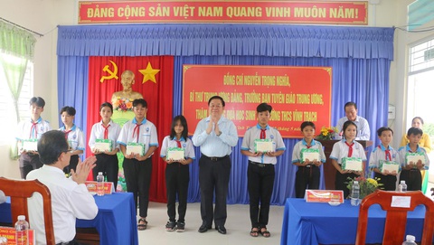 Trưởng Ban Tuyên giáo Trung ương Nguyễn Trọng Nghĩa làm việc, tặng quà hộ nghèo ở An Giang- Ảnh 1. Ông Nguyễn Trọng Nghĩa làm việc và tặng quà cho học sinh, gia đình chính sách và hộ nghèo tỉnh An Giang - Ảnh: C.M.