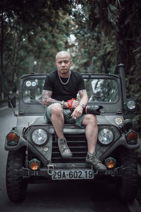 Ông Trần Lê Việt Hòa trên xe Jeep cùng chiếc máy ảnh - Ảnh: Dat Thanh Vu Ông Trần Lưu Việt Hòa trên xe Jeep cùng chiếc máy ảnh - Ảnh: Dat Thanh Vu