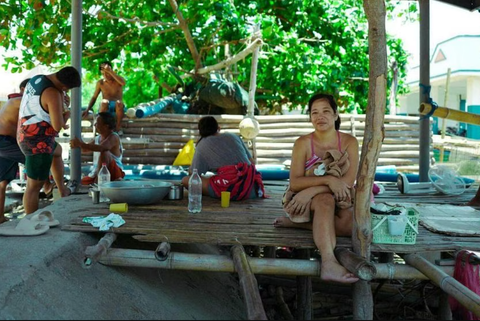 Dân tiền tiêu Philippines muốn thân với Mỹ mà vẫn chơi tốt với Trung Quốc- Ảnh 3. Bà chủ sạp cá Jacqueline Racilas tại thành phố Laoag, Ilocos Norte cho biết bà ủng hộ cuộc tập trận - Ảnh: CIRIACO SANTIAGO III