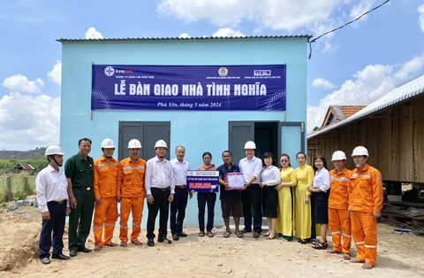Điện lực Phú Yên trao tiền hỗ trợ xây 4 nhà tình nghĩa- Ảnh 1. Điện lực Phú Yên trao tiền hỗ trợ xây 4 nhà tình nghĩa- Ảnh 1.